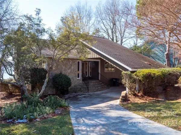 1071 Gauguin LN, Tega Cay, SC 29708