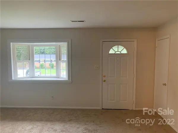 9221 Feldbank DR, Charlotte, NC 28216