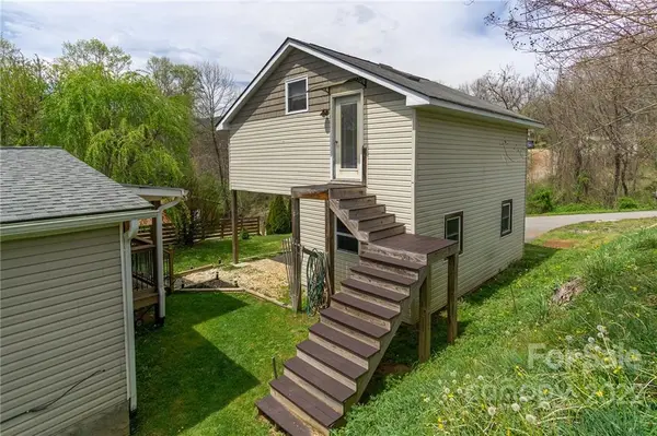 21 Spring ST, Candler, NC 28715