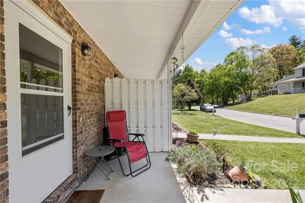 12 Rocking Porch RD, Asheville, NC 28805