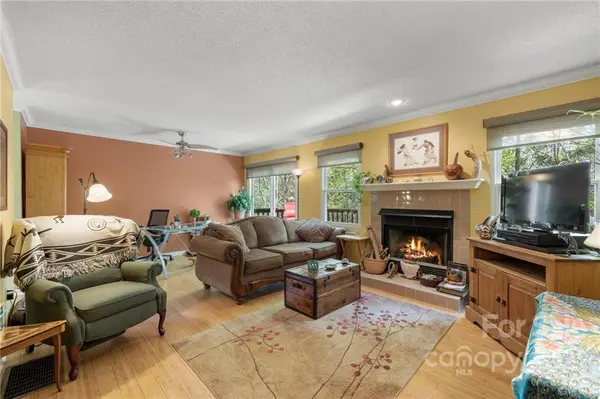 12 Rocking Porch RD, Asheville, NC 28805