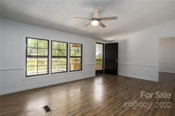 53 Woodscape DR, Mills River, NC 28759
