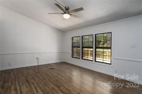 53 Woodscape DR, Mills River, NC 28759