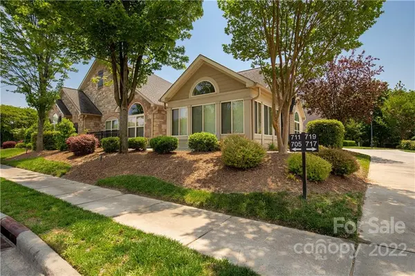 705 Ledgestone CT, Tega Cay, SC 29708