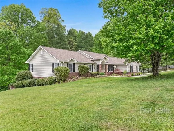 52 Beaumont DR, Hendersonville, NC 28739
