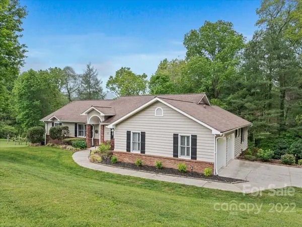 52 Beaumont DR, Hendersonville, NC 28739