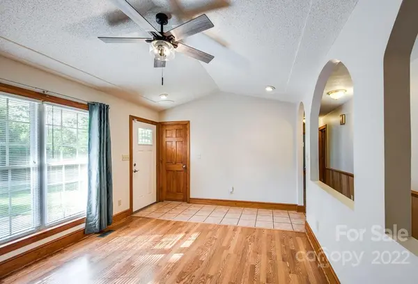 376 Meadowbrook CT, Granite Falls, NC 28630