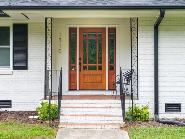 1310 Fox Run DR, Charlotte, NC 28212