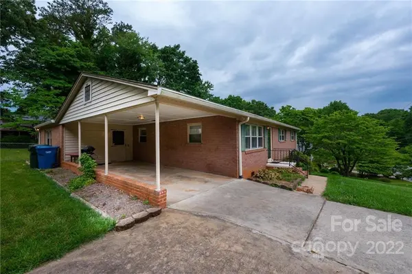 1723 10th Street PL NW, Hickory, NC 28601