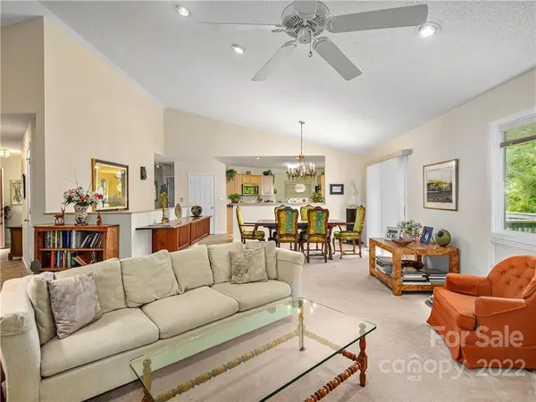 27 Hillcreek DR, Asheville, NC 28804