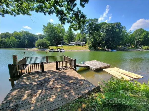 6958 Shade Tree LN, Sherrills Ford, NC 28673