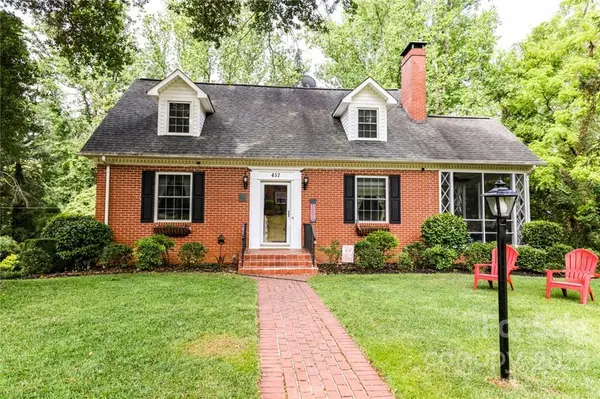 457 7th Avenue PL NW, Hickory, NC 28601