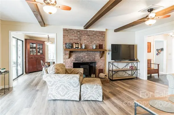 7989 Redbird LN, Sherrills Ford, NC 28673