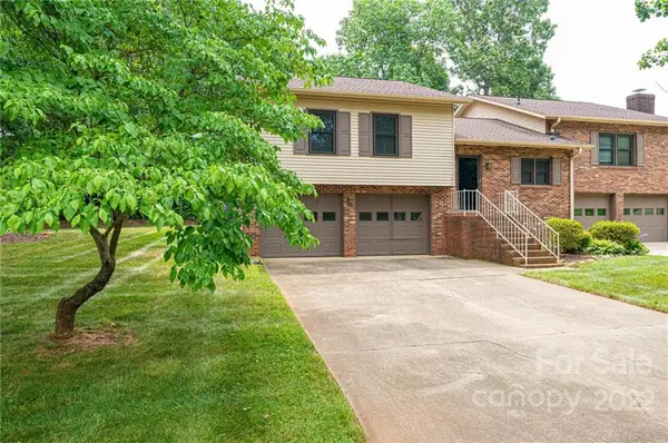 618 6th Street CIR NE, Conover, NC 28613