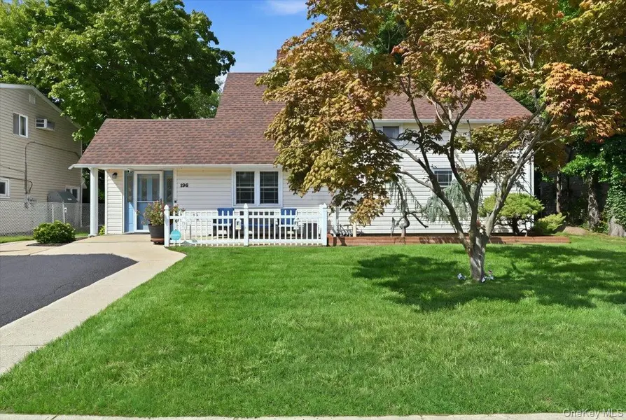 136 Tardy LN, Wantagh, NY 11793
