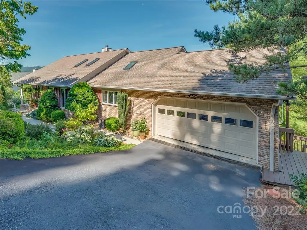 200 W Vista DR, Hendersonville, NC 28739