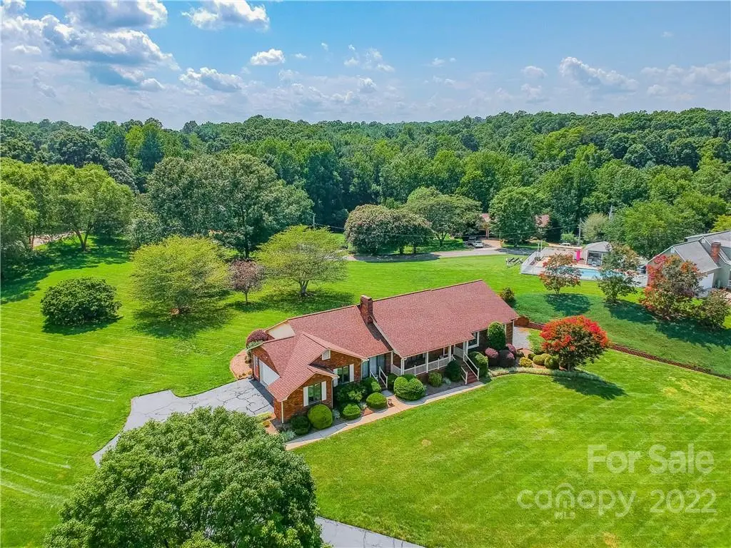 165 Lakeshore LN, Taylorsville, NC 28681