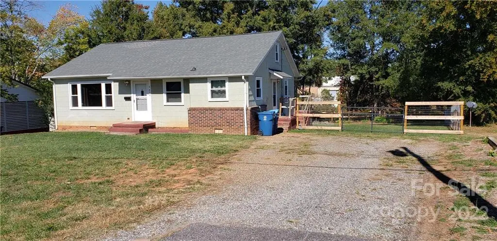 2820 1ST AVE NW, Hickory, NC 28601