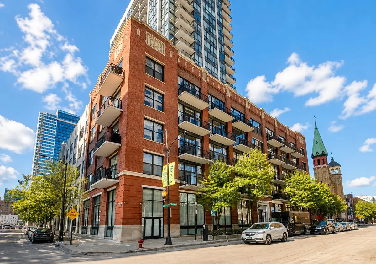 210 S Desplaines ST, Chicago, IL 60661