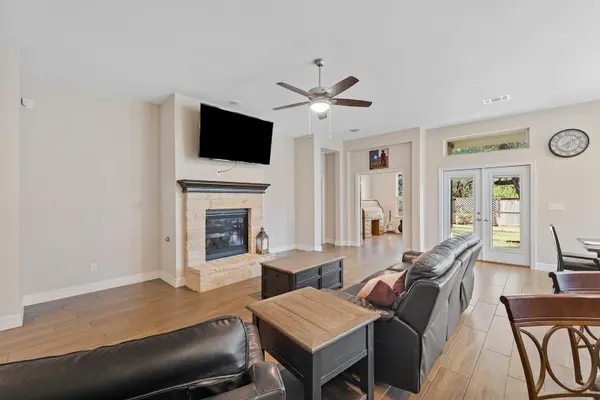 812 Heartleaf DR, Leander, TX 78641