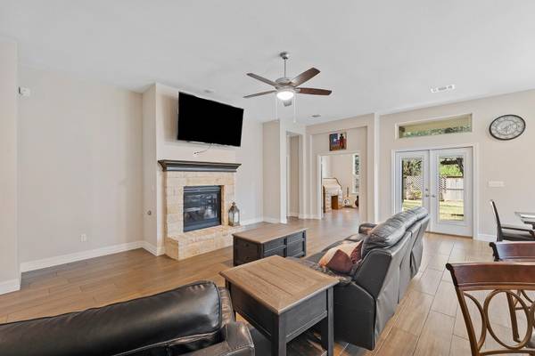812 Heartleaf DR, Leander, TX 78641