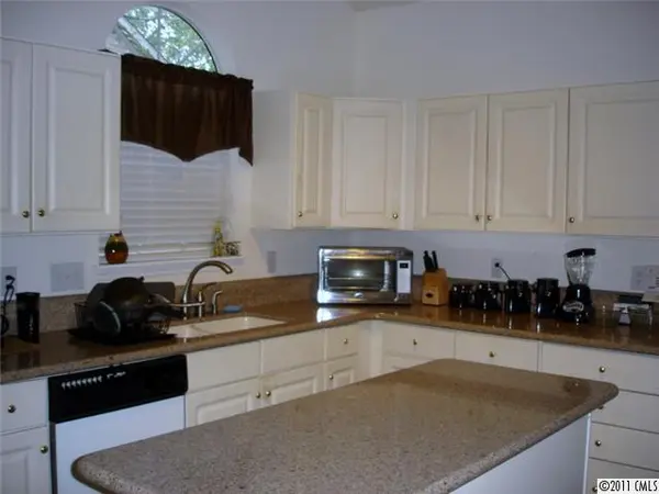 501 Oakbluff CIR, Charlotte, NC 28216