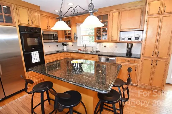71 Lakemont Park RD, Hickory, NC 28601