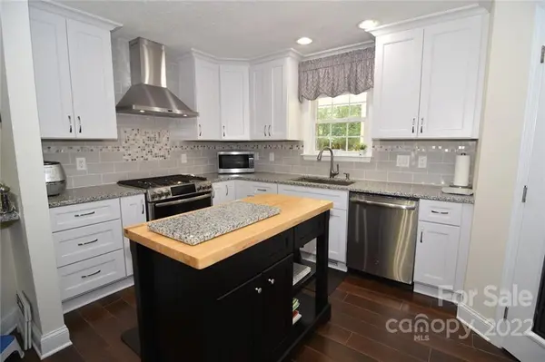 3181 Lindsay MDWS, Hickory, NC 28601