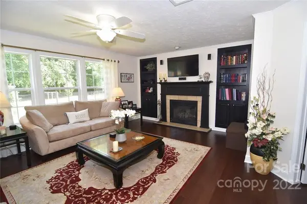 3181 Lindsay MDWS, Hickory, NC 28601