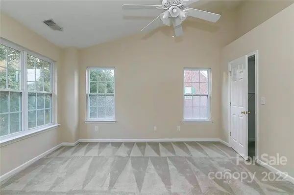 10024 Treeside LN, Matthews, NC 28105