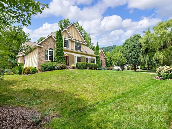 118 Twin Courts DR, Weaverville, NC 28787