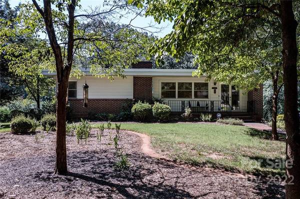 1370 17th AVE NE, Hickory, NC 28601