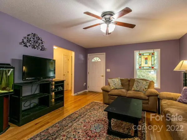33 Sandhurst DR, Asheville, NC 28806
