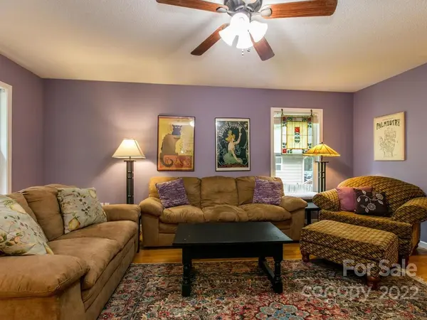 33 Sandhurst DR, Asheville, NC 28806