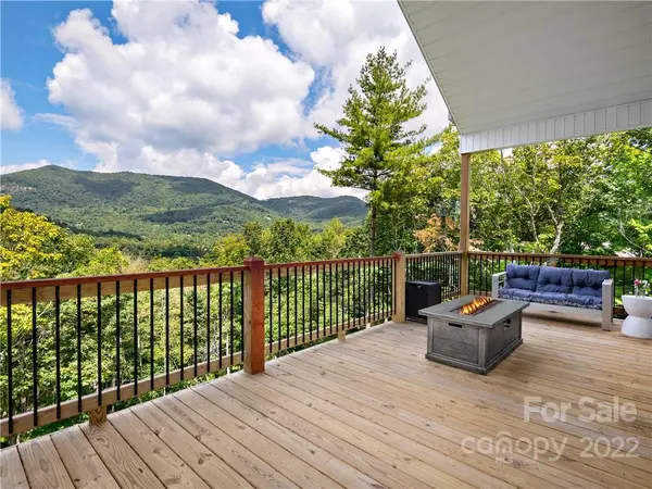 28 Windsong DR, Fairview, NC 28730