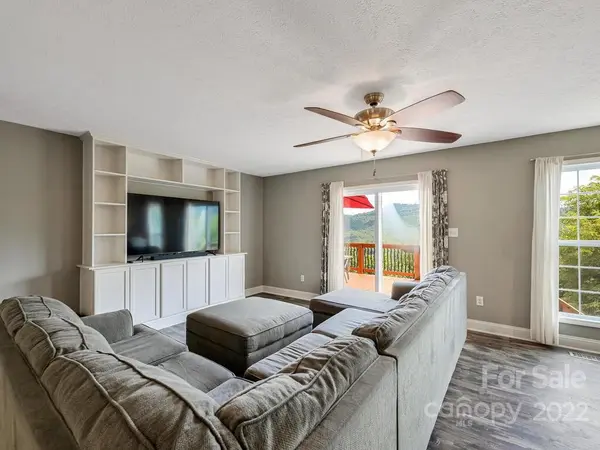 18 Harmony Ridge RD, Candler, NC 28715