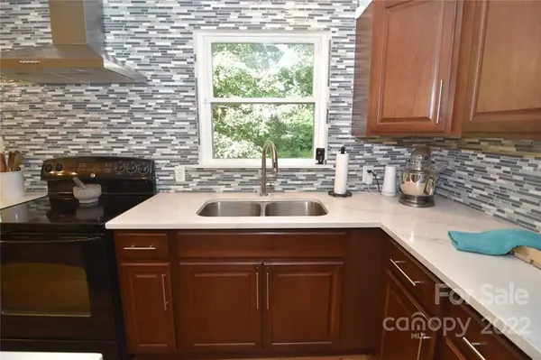 5494 Chestnut DR, Hickory, NC 28602
