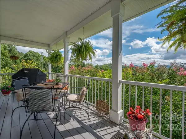 186 Greens View DR, Horse Shoe, NC 28742