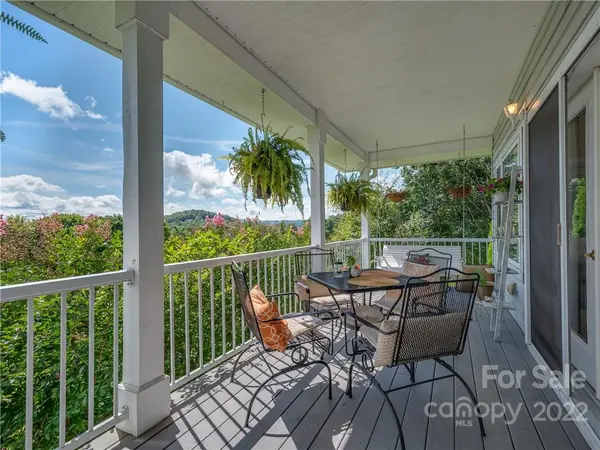 186 Greens View DR, Horse Shoe, NC 28742