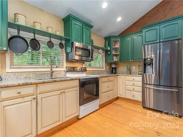 8 Birdseye View LN, Clyde, NC 28721