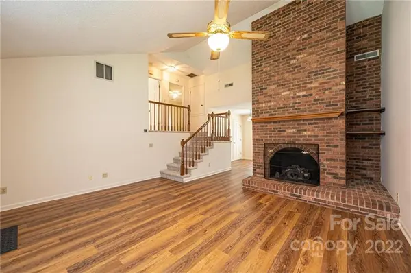 616 6th Street CIR, Conover, NC 28613
