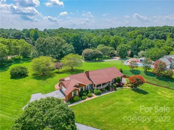 165 Lakeshore LN, Taylorsville, NC 28681