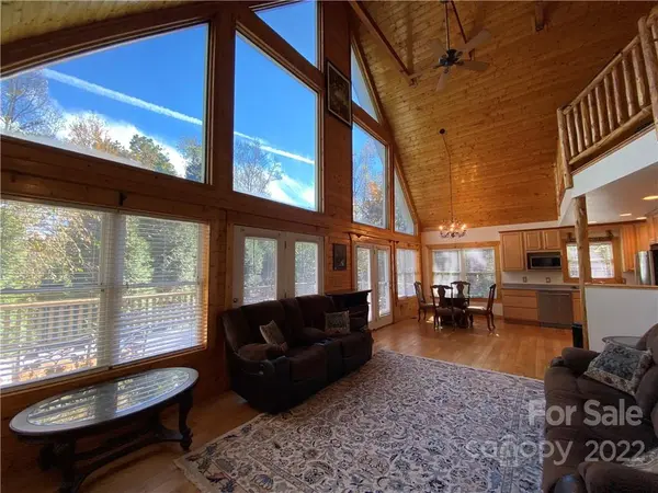 19 Holly Crest LN, Fairview, NC 28730