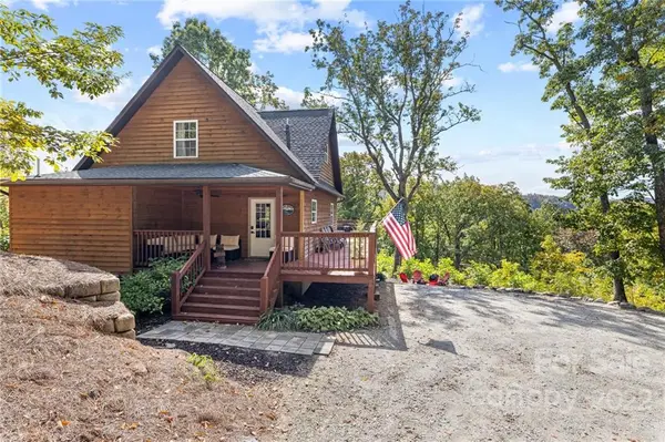 1052 Bear Creek LN, Saluda, NC 28773