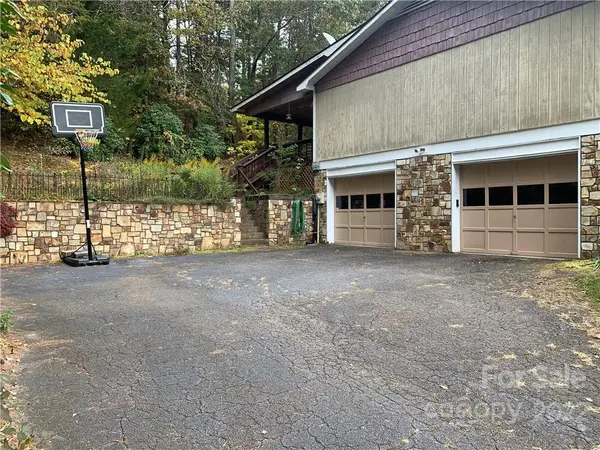 12 Morris DR, Weaverville, NC 28787