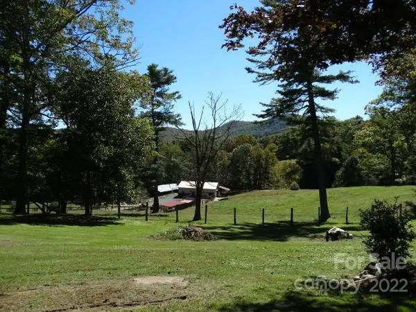 333 Deer Park Lake RD, Spruce Pine, NC 28777