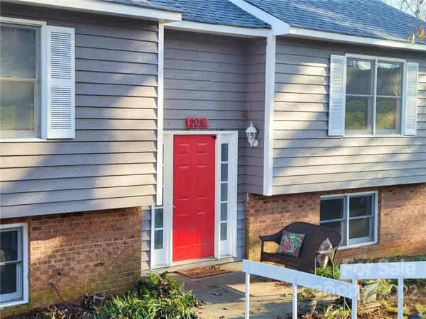 2016 19th Avenue CIR NE, Hickory, NC 28601