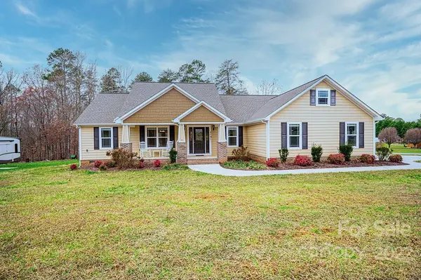 3191 Pinkie LN, Newton, NC 28658