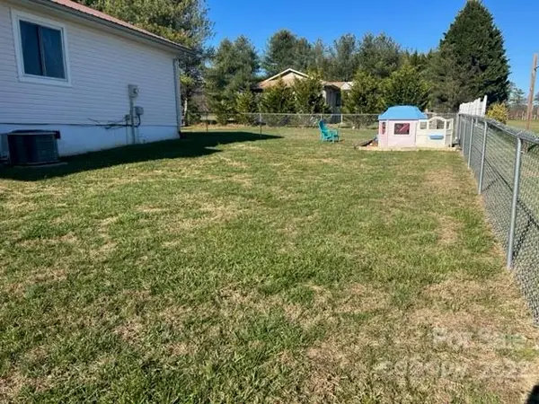 11 Apple Blossom LN, Hendersonville, NC 28792