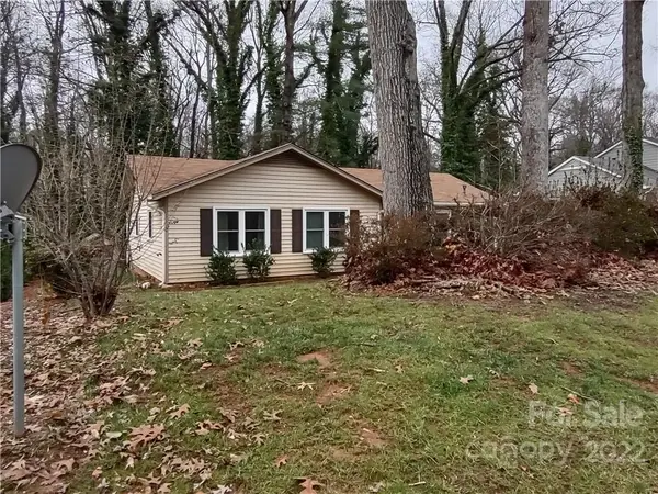 5006 Farm Pond LN, Charlotte, NC 28212